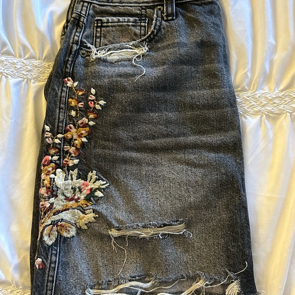 Abercrombie & Fitch Black Distressed Embroidered Denim Skirt jean mini - Picture 3 of 6